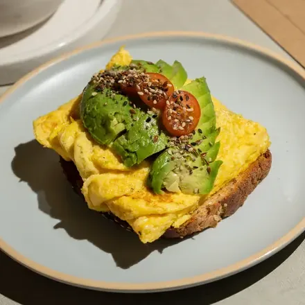 Avocado toast con café con leche