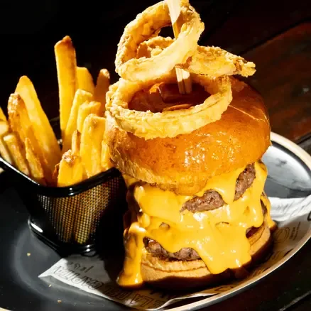 La Tercera: triple medallón, bastones de muzza y cebolla crispy