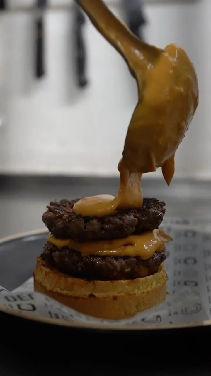 Burger apilada con salsa cayendo: ¡tenés que cerrar el estadio!